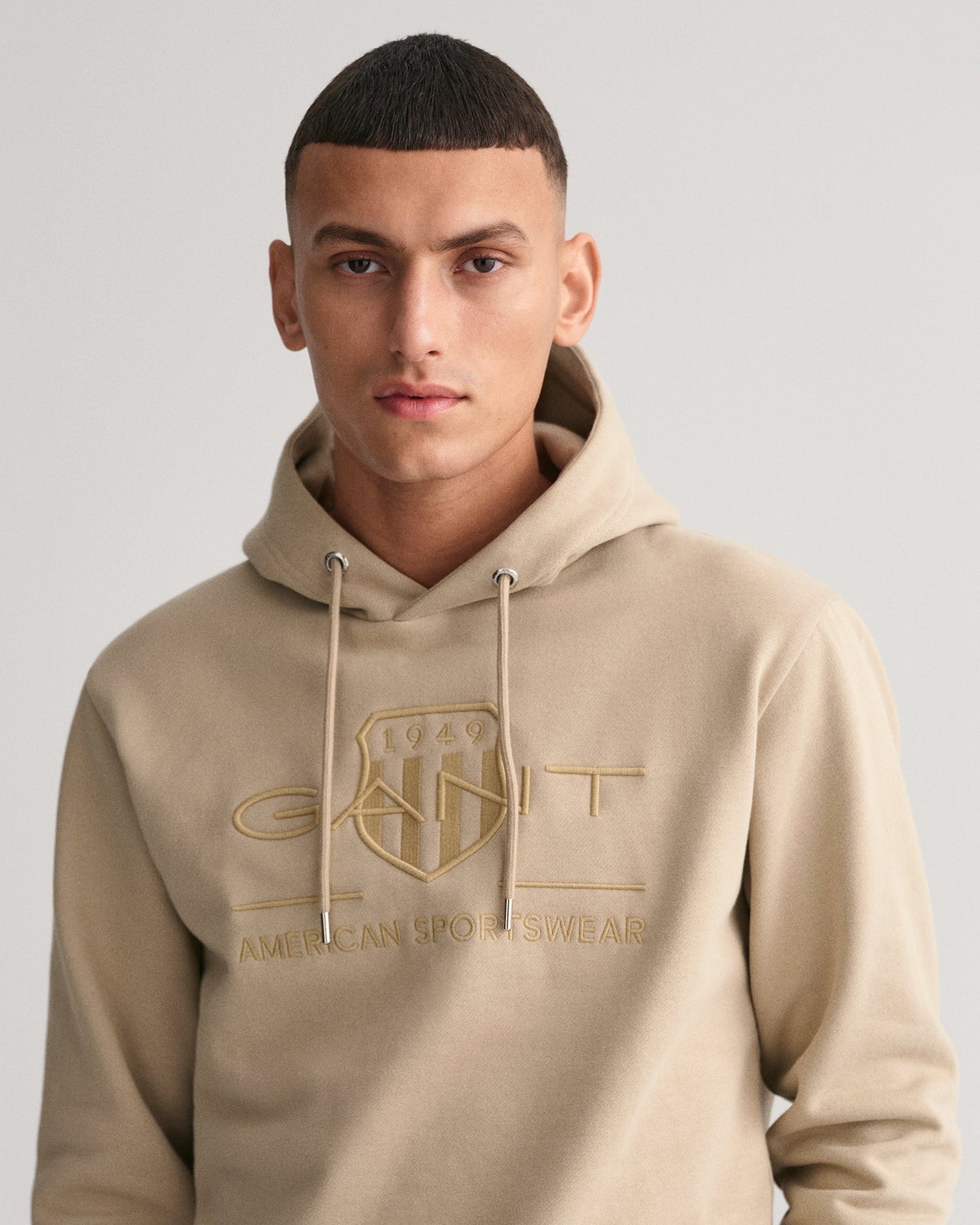Sweat à capuche Tonal Shield pour homme - BEIGE BÉTON 